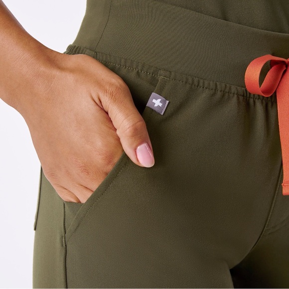 *Brand New* Figs Women's Olive Jogger Pants and Top Scrub Set - Picture 5 of 5